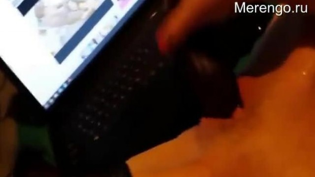 amateur – Love masturbating while watching porn
