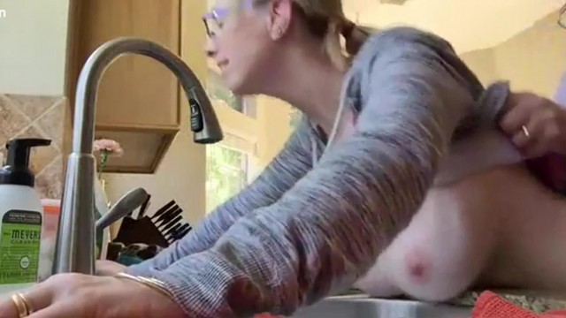 babe – Housewife fucks in the kitchen
