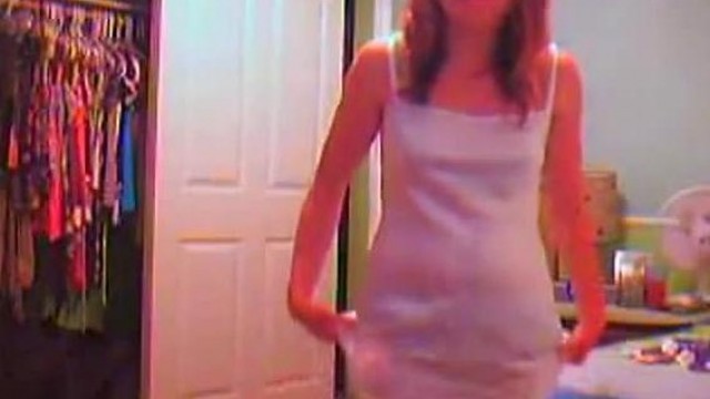 babe – Two friends strip down together