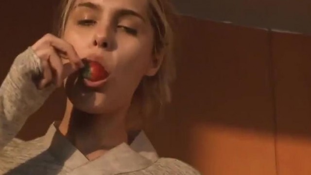 blonde – Sensational model plays with nice rod