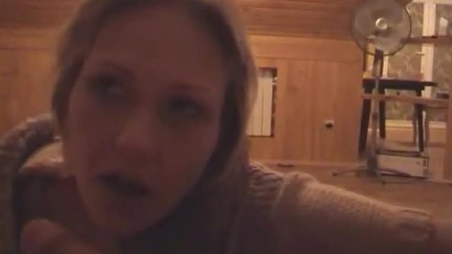 blowjob – Short haired chick surprises her man