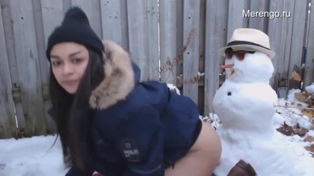snowman – Sexy brunette fucks dildo in snow