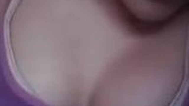 Teen – Exposing her tits on webcam