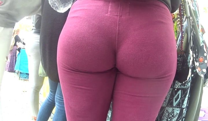 Straight – Candid Two Big Butt Girls In Tight Leggings