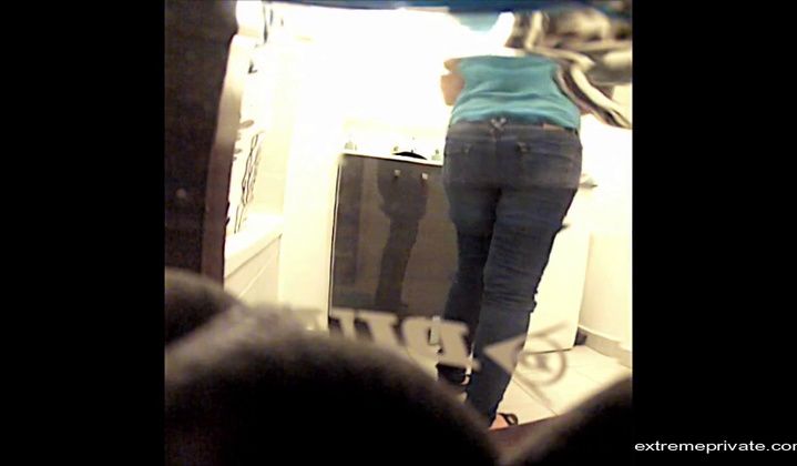 Voyeur – Big Butt Of My Niece On Hidden Camera