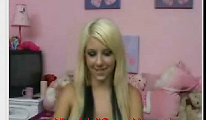 Model – Blond Teen Play On Web Cam